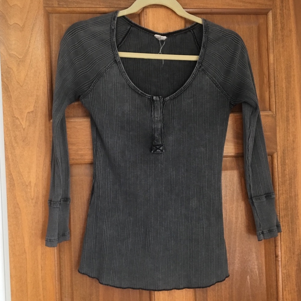 Free People dark gray long-sleeved T-shirt